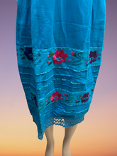 Cargar imagen en el visor de la galería, Summer Dress with Flower Embroidery
